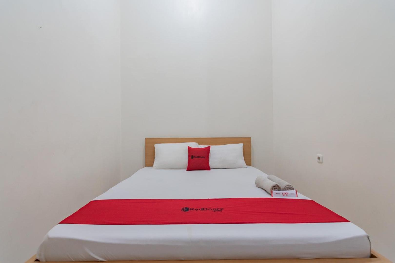 Wisma tamu Reddoorz Near Universitas Siliwangi 2*