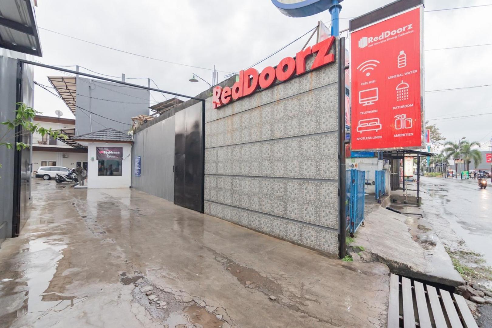 Wisma tamu Reddoorz Near Universitas Siliwangi Tasikmalaya